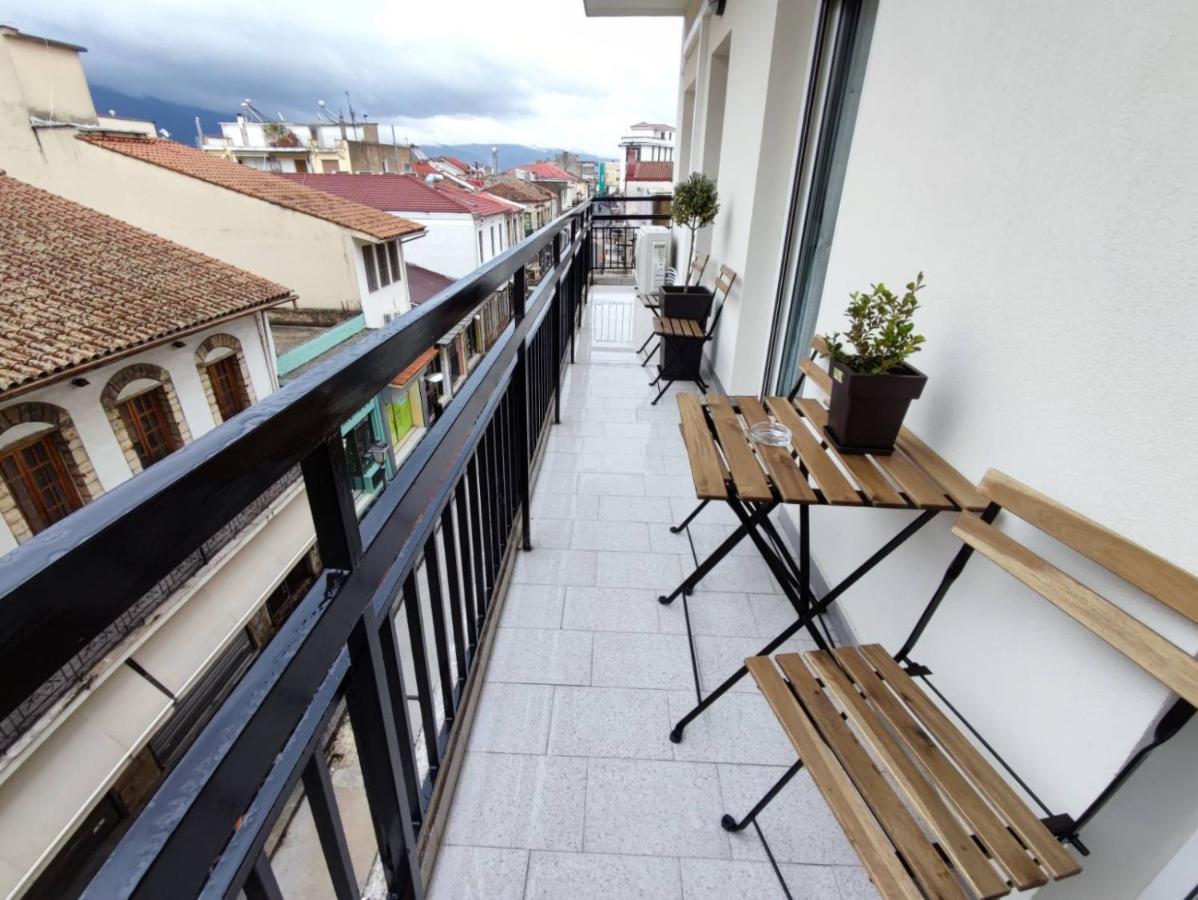 Wood & White Apartment In Historic Center With 2 Bedrooms Ioannina Buitenkant foto